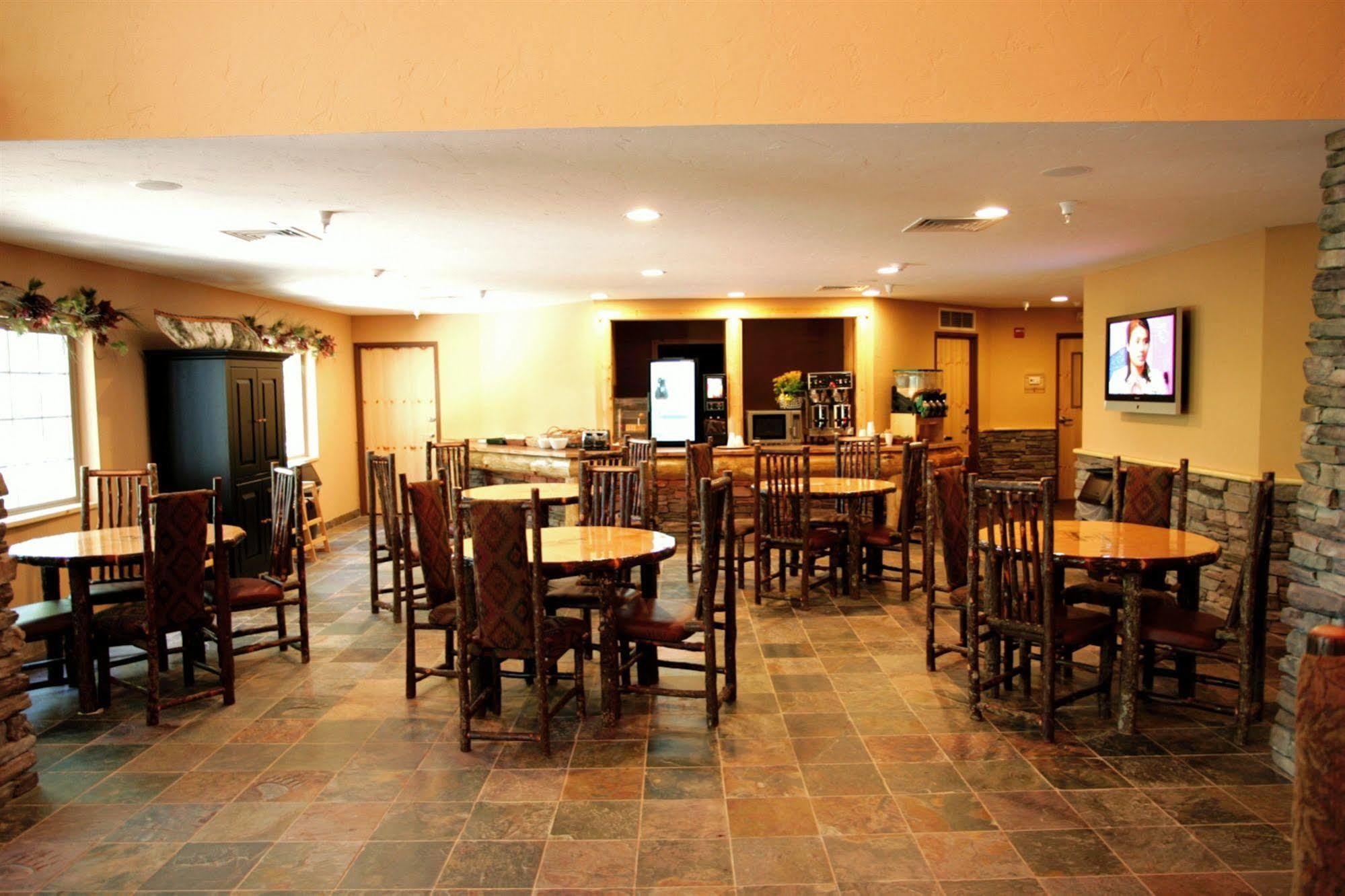Whitefish Lodge And Suites Cross Lake Esterno foto